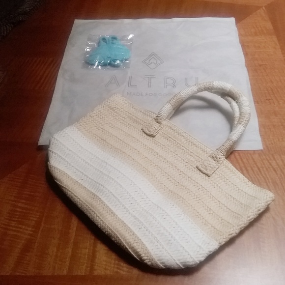 Altru Handbags - NIP Classic Altru Straw Tote w/Dust Bag & Tassels Altru Handbags - NIP Classic Altru Straw Tote w/Dust Bag & Tassels